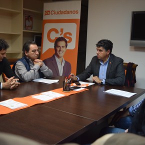 Cs Almería consigue que el sector del taxi pueda amortizar dos licencias este año y una subvención de 70 mil euros para la adaptación de vehículos Cs Almería consigue que el sector del taxi pueda amortizar dos licencias este año y una subvención de 70 mil euros para la adaptación de vehículos