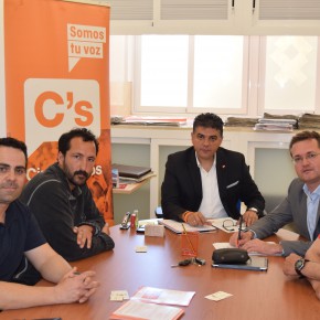 Cs Almería se reúne con estibadores de la capital para transmitirles el posicionamiento de la formación naranja, que no apoyará ningún decretazo Cs Almería se reúne con estibadores de la capital para transmitirles el posicionamiento de la formación naranja, que no apoyará ningún decretazo