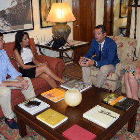 Juan Marín y Fernández-Pacheco se comprometen a seguir dando estabilidad a la ciudad durante una reunión de trabajo para valorar el apoyo que Cs ofrece en el Ayuntamiento Juan Marín y Fernández-Pacheco se comprometen a seguir dando estabilidad a la ciudad durante una reunión de trabajo para valorar el apoyo que Cs ofrece en el Ayuntamiento