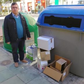 Ciudadanos en El Ejido denuncia la existencia de agua fecales en los alrededores del Mercado de Abastos tras el atasco semanal de una arqueta