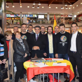 Cs Almería asiste a la recogida de firmas para la equiparación salarial de policías y guardias civiles con agentes autonómicos Cs Almería asiste a la recogida de firmas para la equiparación salarial de policías y guardias civiles con agentes autonómicos