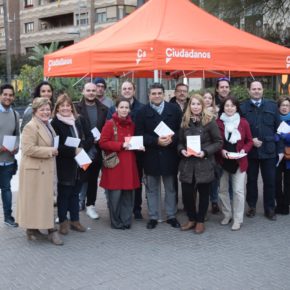 Ciudadanos Almería inicia una campaña informativa 'a pie de calle' para dar a conocer los acuerdos presupuestarios de 2018 Ciudadanos Almería inicia una campaña informativa 'a pie de calle' para dar a conocer los acuerdos presupuestarios de 2018