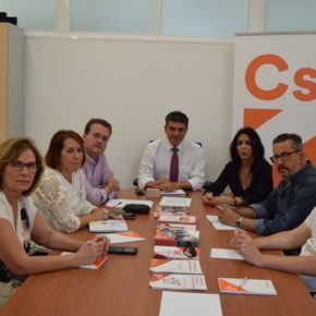 Cs Almería apoya a los trabajadores del campo y manipulado ante los problemas existentes para el cobro del desempleo Cs Almería apoya a los trabajadores del campo y manipulado ante los problemas existentes para el cobro del desempleo