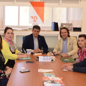 Las AMPA anuncian a Ciudadanos Almería movilizaciones para reivindicar la autogestión de sus comedores escolares