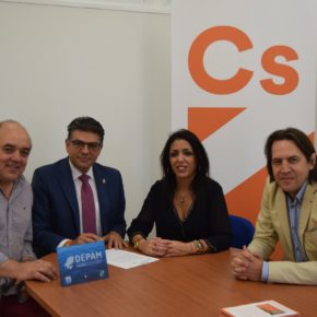 Ciudadanos Almería se suma a la recogida de firmas en defensa de la pesca de arrastre sostenible en el Mediterráneo Ciudadanos Almería se suma a la recogida de firmas en defensa de la pesca de arrastre sostenible en el Mediterráneo