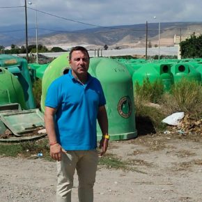 Montoya: “Nos sorprende el lamentable estado de algunos contenedores de vidrio en Roquetas de Mar, mientras el Ayuntamiento tiene un solar repleto de estos recipientes”